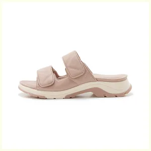 Vista lateral de sandalias rosas de plataforma con correas de velcro y costuras acolchadas