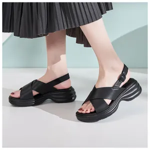 Details von schwarzen Plateau-Sandalen mit Kreuzriemen-Design und verstellbarer Schnalle