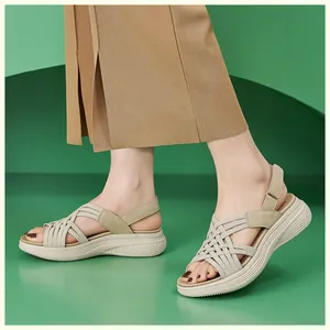 Detailansicht der beigen Webriemen und Plateausohle bei stylischen Sommer-Keilsandalen