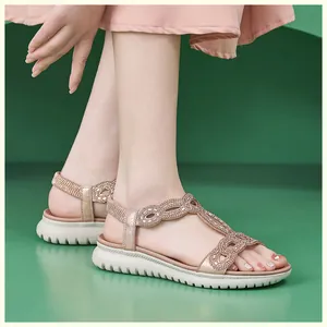Nahaufnahme von glitzernden Strass-Sandalen mit dicker, rutschfester weißer Gummisohle