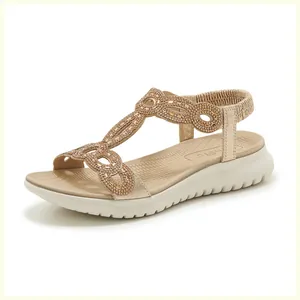 Detailansicht champagnerfarbener Boho-Sandalen mit glitzernden Strasssteinen und T-Riemen