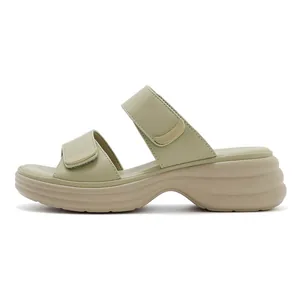 Dettaglio di sandali platform verde chiaro con cinturini in velcro e suole spesse