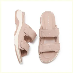 Detalle de sandalias rosas de plataforma con costuras acolchadas y cierres de velcro