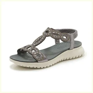 Details grauer Sandalen mit Strassbesatz, elastischem Fersenriemen und Wellensohle