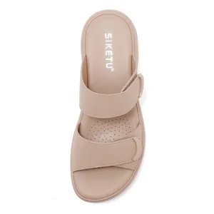 Dettaglio di ciabatte platform nude con cinturini in velcro e plantare in pelle traspirante