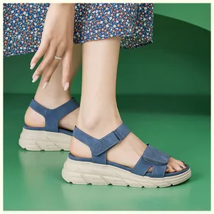 Detailansicht der dunkelblauen Plateausandalen mit atmungsaktiver Perforation und Klettverschluss