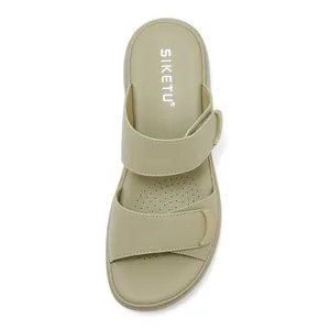 Dettaglio di sandali platform verde salvia con solette traforate traspiranti