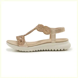 Detailansicht der champagnergoldenen Sandalen mit Strassriemen und elastischen Fersenbändern
