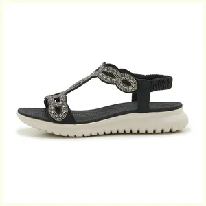 Details von Damen-Sandalen in Schwarz mit Strassbesatz und dicker sportlicher Laufsohle