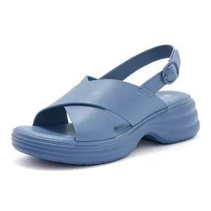 Details der Morandi blauen Plateau-Sandalen mit Kreuzgurten und strukturierter Wellensohle