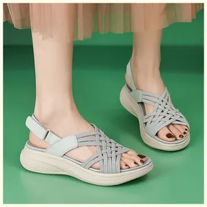Detailansicht der mintgrünen Plateau-Sandalen mit gewebtem Design und MD-Laufsohle