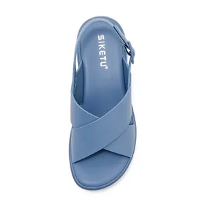 Nahaufnahme blauer Komfortsandalen mit atmungsaktiver Sohle und Markenlogo-Details