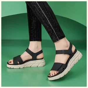 Detail von Damen Plateau Sandalen mit schwarzen Klettverschlüssen und rutschfester Sohle