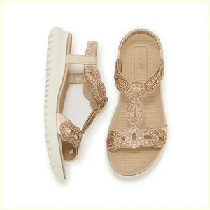 Nahaufnahme der T-Riemchen-Sandalen mit Strassbesatz, Gummisohle und elastischem Fersenriemen