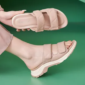 Sandalias de plataforma acolchadas en rosa claro con cierres de velcro y suelas gruesas