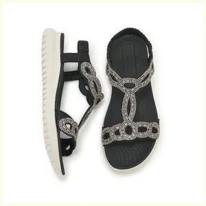 Details der Keilsandalen mit Strassmustern und flexiblen elastischen Fersenriemen