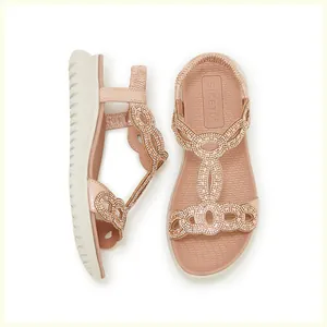 Details von rosa Sandalen mit Strass-T-Riemen, Perlenmuster und elastischem Fersenriemen