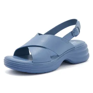 Modische hellblaue Plateau-Sandalen für Damen mit Kreuzgurten und dicker Wellensohle