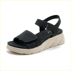 Detail der Damen Plateausandalen mit perforiertem Obermaterial und verstellbarem Klettverschluss