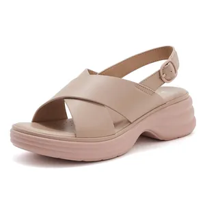 Schicke beige Plateau-Sandalen für Damen mit breiten Kreuzriemen und Schnallenverschluss