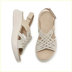 Detailansicht beige Plateausandalen mit gewebten Riemen und verstellbarem Klettverschluss