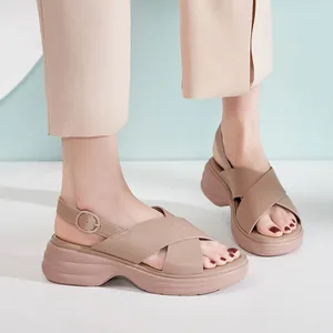 Modische beige Plateausandalen mit Kreuzriemen und verstellbarer Knöchelschnalle für Damen