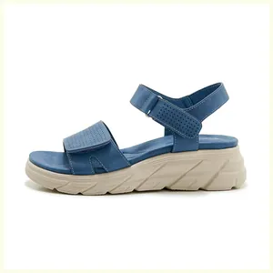 Detailansicht des blauen perforierten Obermaterials und Klettverschlusses der Plateausandalen