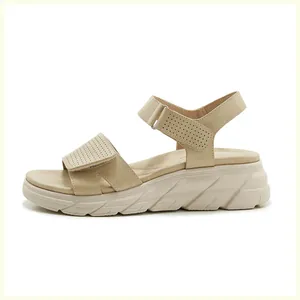 Detaillierte Seitenansicht beiger Plateau-Sandalen mit Klettverschluss und Laser-Cut-Löchern