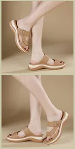 Détail des sandales à talons compensés kaki avec larges brides et boucles décoratives