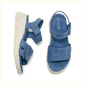 Detailansicht der Plateausandalen in Jeansblau mit verstellbarem Klettverschluss