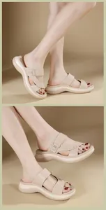 Détail de sandales décontractées à plateforme avec brides croisées et boucle pour femme