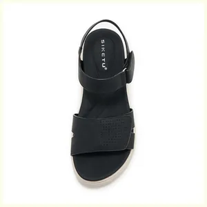 Detaillierte Draufsicht auf schwarze Klett-Plateausandalen mit perforierten Riemen und Fußbett
