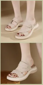Détails latéraux des sandales compensées beige avec sangles croisées et boucle en métal