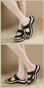 Vue détaillée de sandales à plateforme noires avec semelles compensées et brides de style