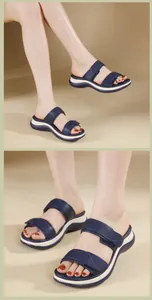 Dettaglio dei sandali platform blu navy con cinturini regolabili e suola bianca spessa