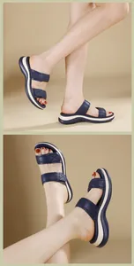 Vista dettagliata dei sandali con zeppa blu navy e design a doppia fascia spessa