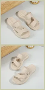 Détail de sandales beiges à semelles compensées avec larges brides et lit de pied