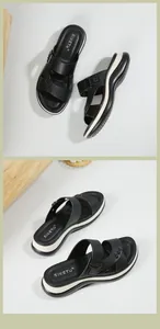 Détails des sandales compensées avec brides noires, boucles métalliques et clous décoratifs