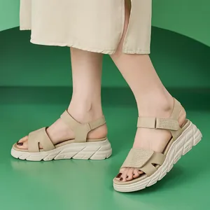 Damen-Plateausandalen mit beigen Klettverschlüssen und atmungsaktiver Textur für die Freizeit
