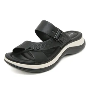 Sandales compensées noires pour femmes avec lanières texture croco et détails cloutés