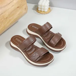 Sandali con zeppa marroni da donna con cinturini in PU e suola platform bianca antiscivolo