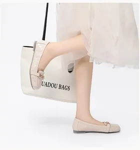 Detail van beige platte schoenen met metalen gesp en stijlvol ruitvormig patroon