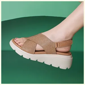 Dettaglio laterale di sandali platform con strass luccicanti e cinturini a strappo