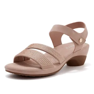 Detailansicht der Strass-Riemen und des Keilabsatzes an nudefarbenen Damen-Sandalen