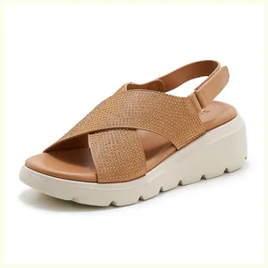 Dettaglio dei sandali platform con cinturino doppio e strass color oro champagne brillanti