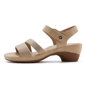 Detailansicht beige Keilsandaletten mit Strassriemen und praktischem Klettverschluss
