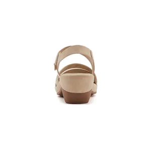 Rückansicht beige Keilsandaletten für Damen mit Fesselriemen und braunem Keilabsatz