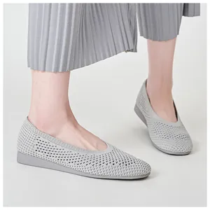 Dettaglio delle scarpe slip-on da donna in maglia traspirante grigio chiaro con zeppa