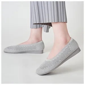 Dettaglio del tessuto in maglia grigia su scarpe con zeppa e texture traspirante