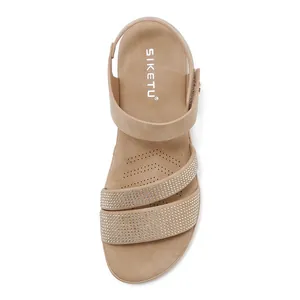 Detail der Keilsandalette mit Strassriemen und rutschfest gepolsterter beige Sohle